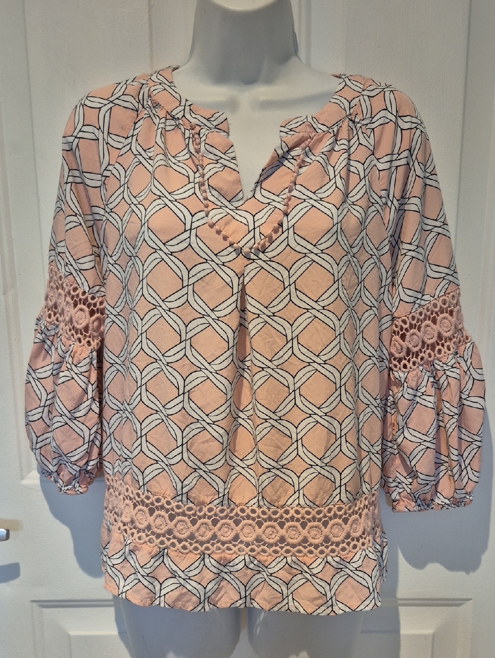 crown & ivy Blush Pink Geometric Lace-Trim Peasant Blouse. Sz. PM